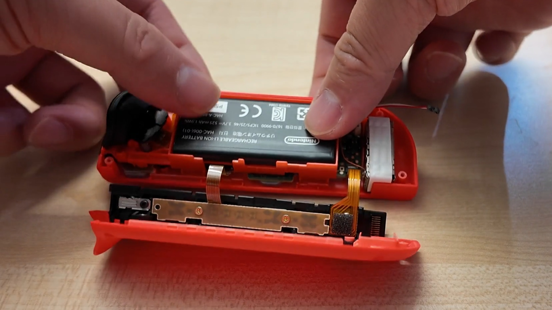 Nintendo раскрыла внутреннее устройство Joy-Con со сменным аккумулятором