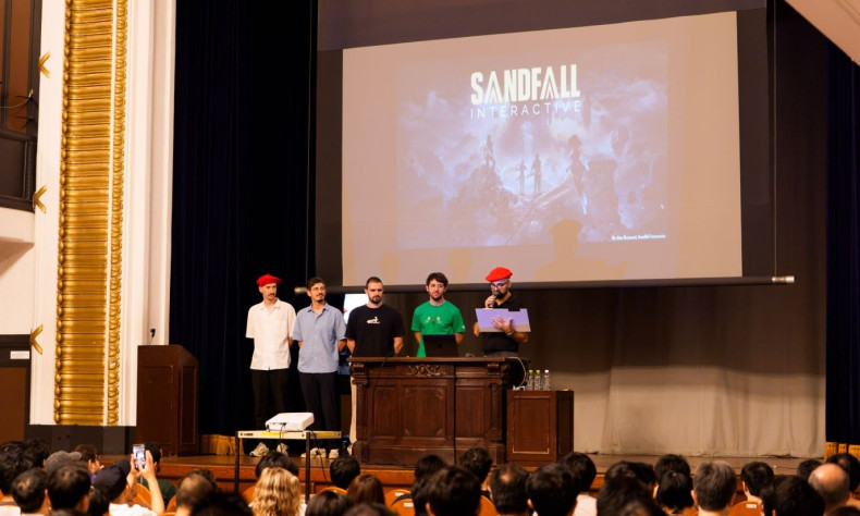 Команда Sandfall на&amp;nbsp;мероприятии в&amp;nbsp;Йокогаме.